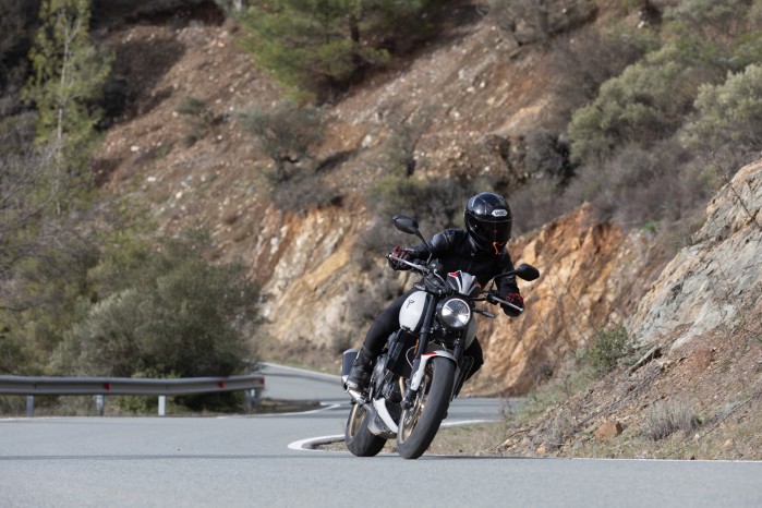 Triumph Trident 800 2026 test krete drogi