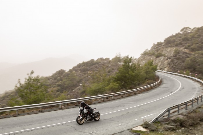 Triumph Trident 800 2026 test ostre zakrety
