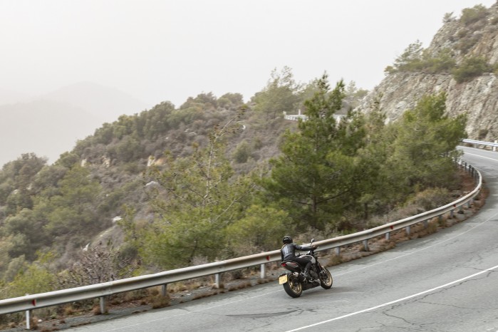 Triumph Trident 800 2026 test serpentyny