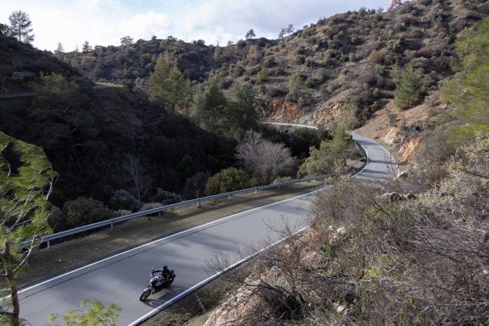 Triumph Trident 800 2026 test z gory