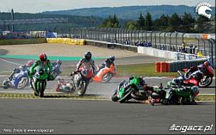 Hopkins Tamada Parkes crash in Nurburgring m