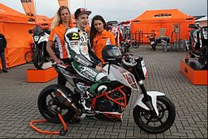 Adrian Pasek i dziewczyny KTM m