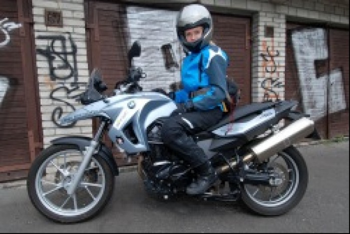 Kobieta na Motocyklu BMWF650GS