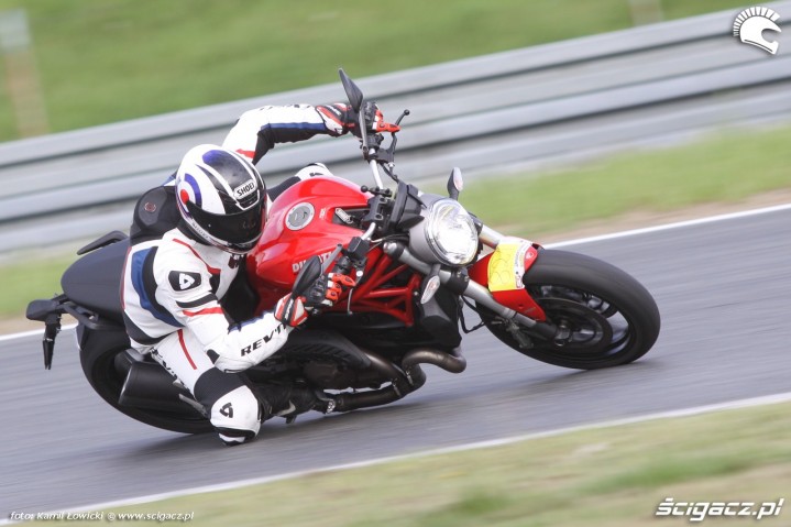 Ducati Monster 821 na torze