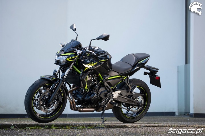12 Kawasaki Z650 2020 postoj