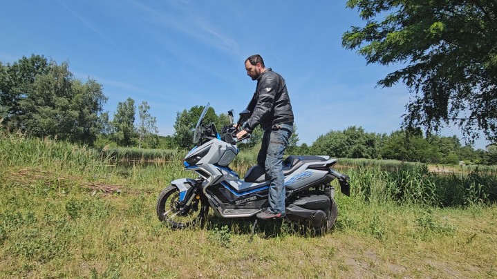 Zontes 368G na podnozkach