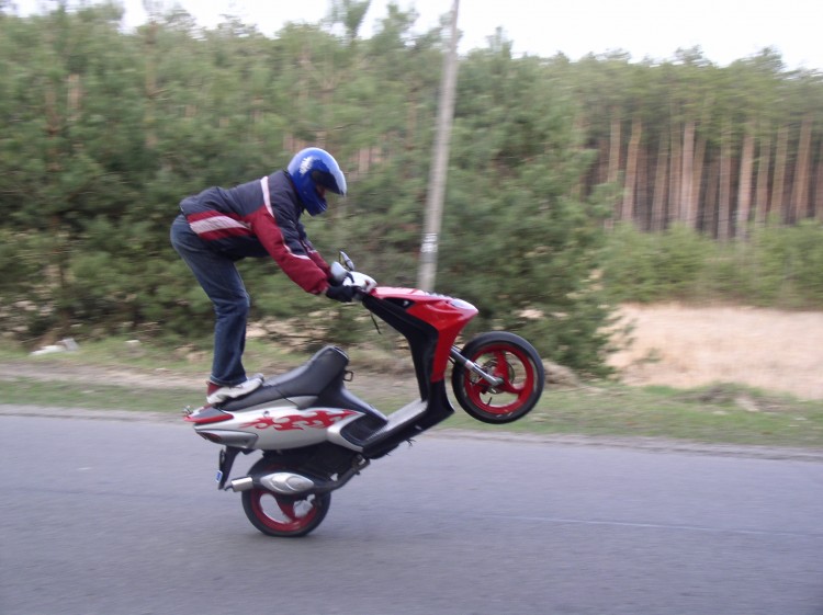 wheelie z nogami na...