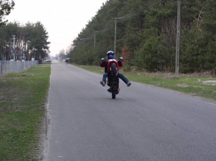 wheelie z nogami