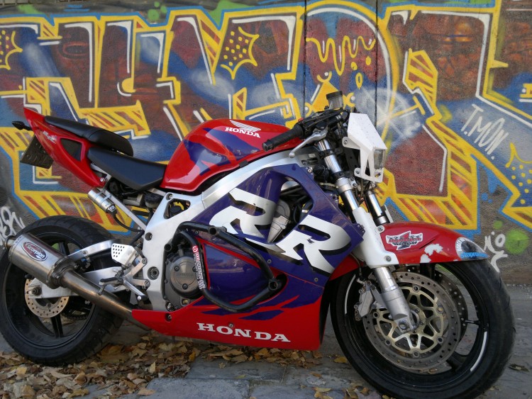 CBR 900