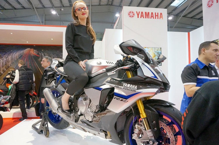 Yamaha R1M i hostessa