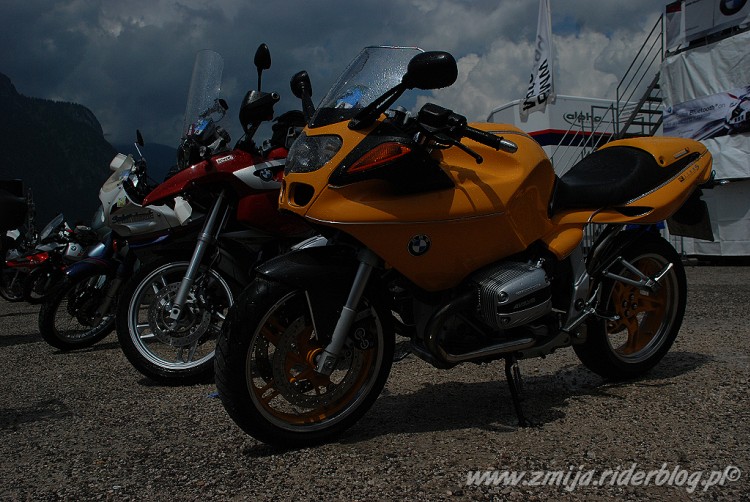 Motocykle BMW w deszczu