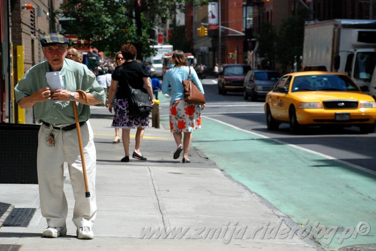 Starszy czlowiek spacerujacy ulicami Nowego Jorku
