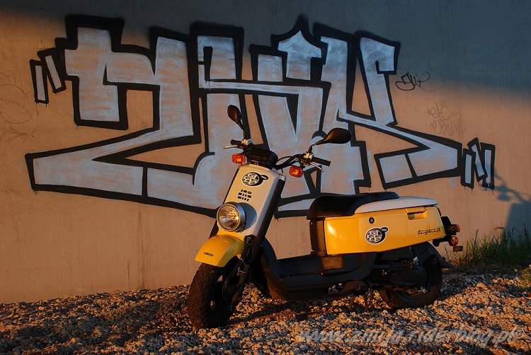 Yamaha Giggle zolto biale malowanie