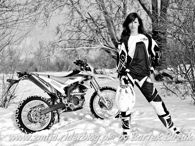 Motocykle i dziewczyny zima
