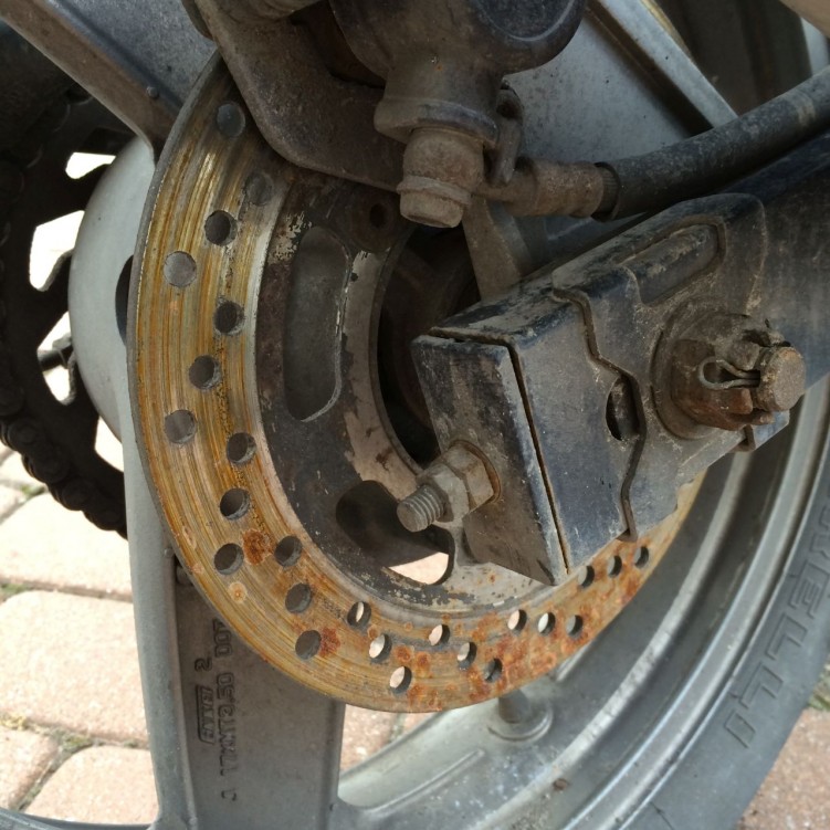 zardzwiala tarcza hamulcowa