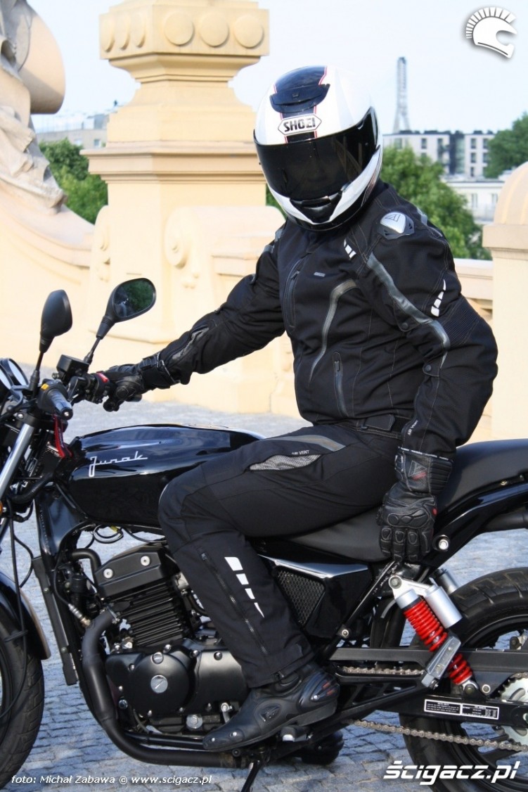 Modeka Laser Pro na motocyklu