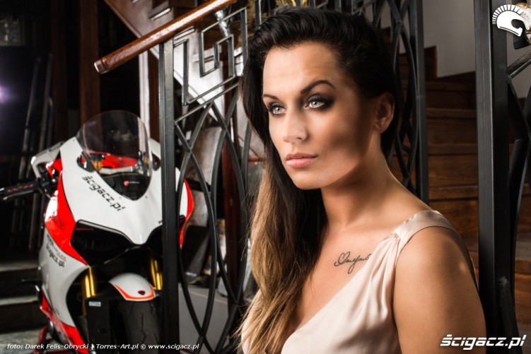 Adriana w sesji z Ducati