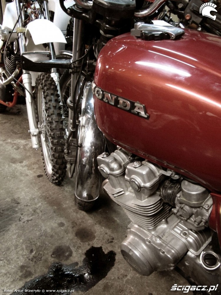 Nostalgiczny garaz Honda zbiornik