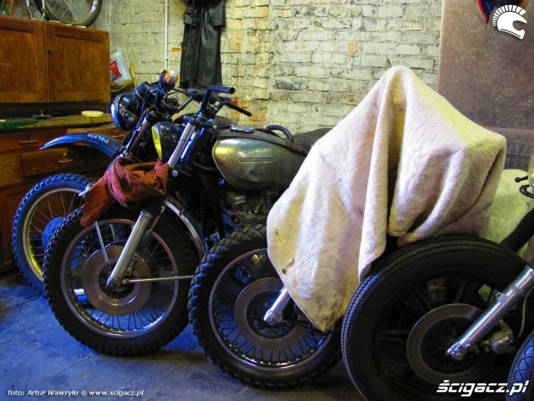 Nostalgiczny garaz motocykle