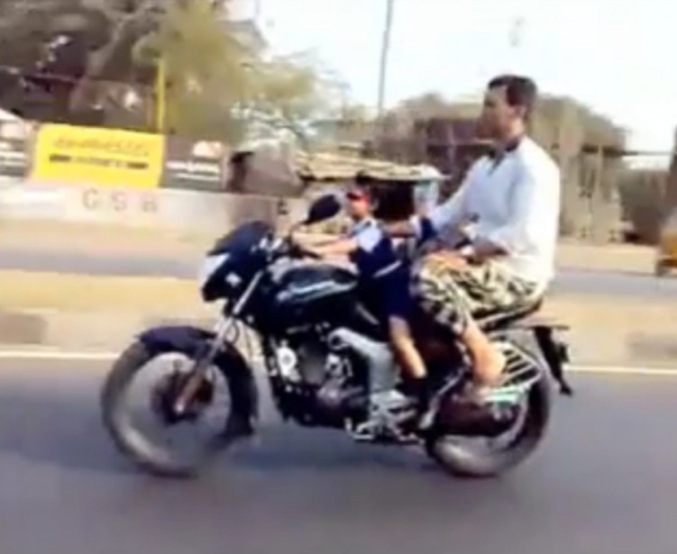 czterolatka jedzie motocyklem