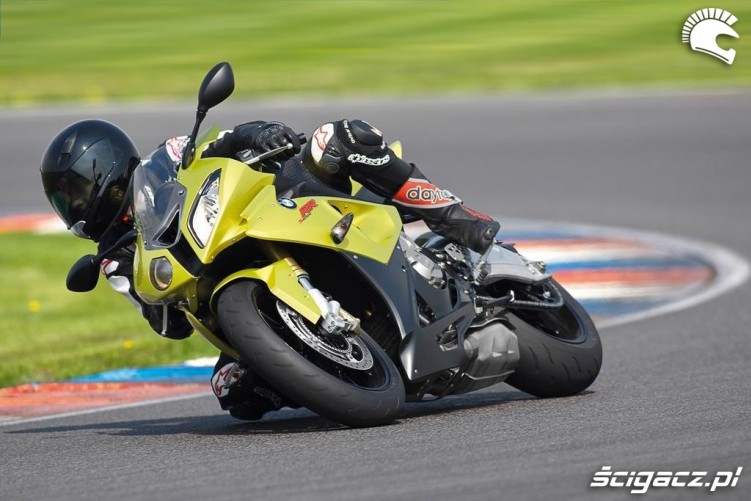 BMW S1000RR w zakrecie