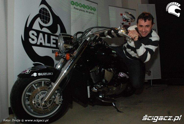 Michal Perek Pernach zejscie na kolano Suzuki Intruder