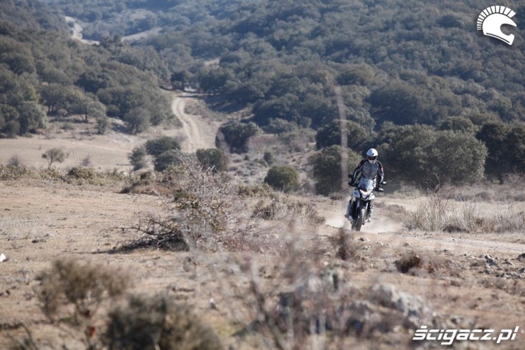 Honda CrossTourer na gruntowej drodze