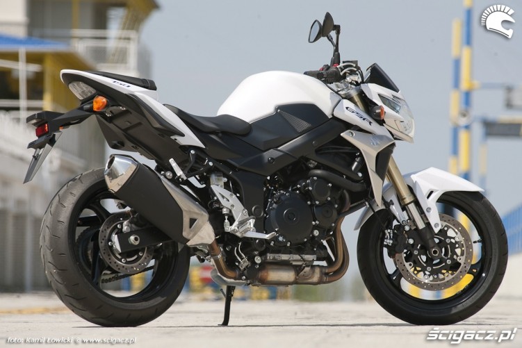 muskularny wyglad suzuki gsr750 2011 test motocykla 19
