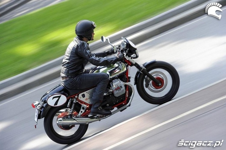 przelotowka jazda Moto Guzzi V7 Racer