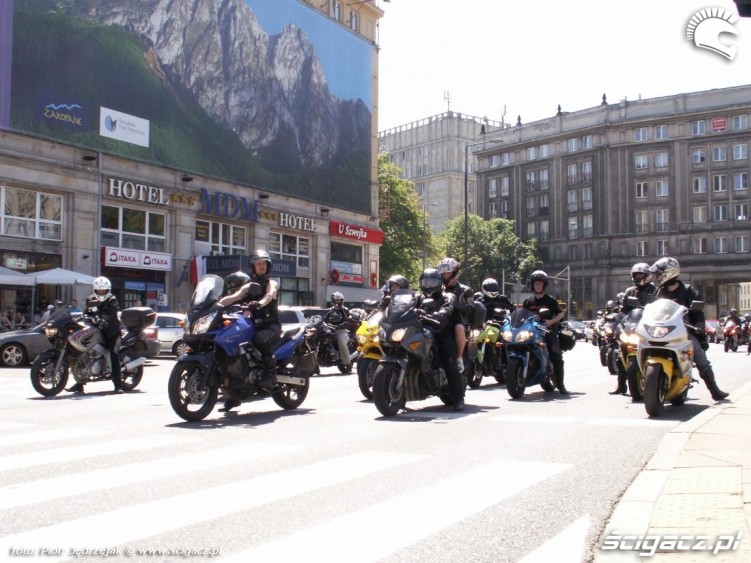 motocykle na swiatlach protest przeciwko oplatom na autostradach