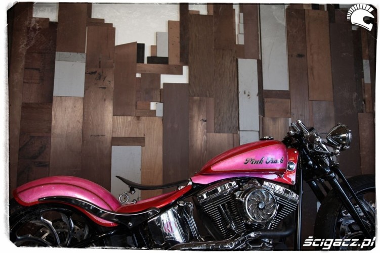 z prawej strony Pink Trash