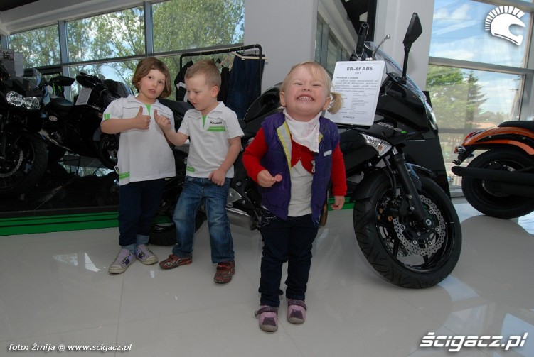 Dzieciaki w salonie motocyklowym