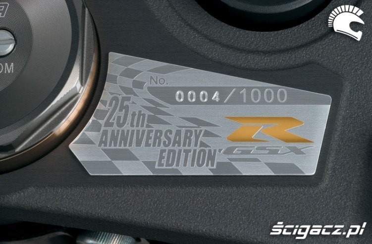 Suzuki GSX-R1000 25 Anniversary Edition plytka numer seryjny