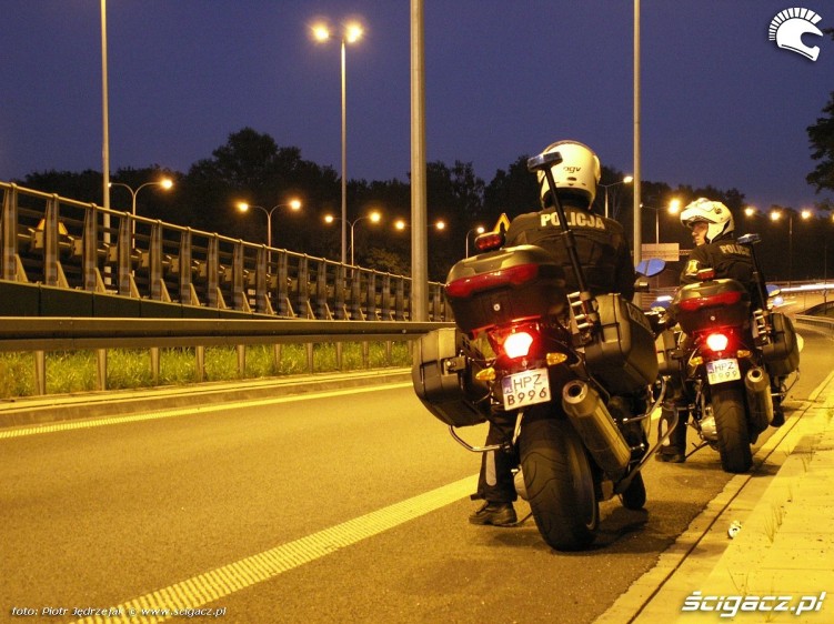 patrol czeka na zloczyncow