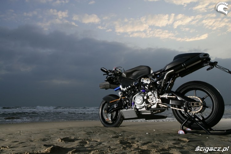 2010-vyrus-987-c34v-zdjecie-na-plazy