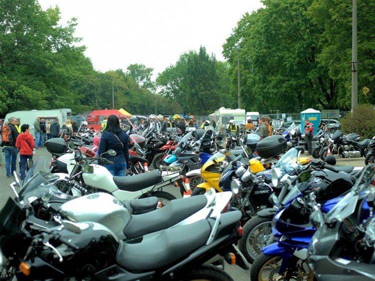 Warszawski Bazar Motocyklowy parking