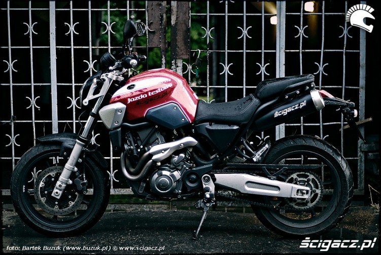 yamaha mt-03 przy bramie