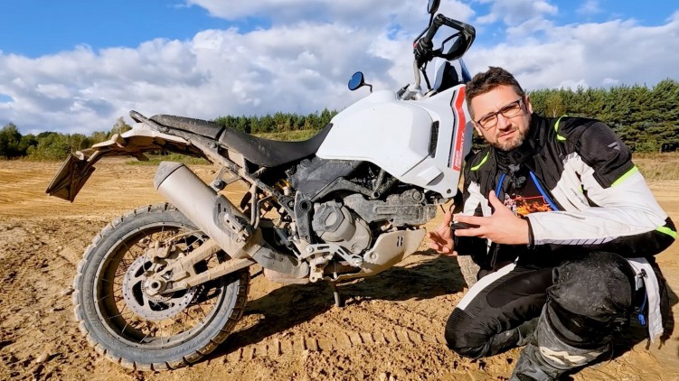 Ducati Desert X Najlepszy motocykl na polskie warunki Szosa teren prywatny Droga jest przez rzeke