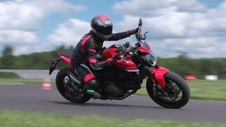 Ducati Monster model 2021 Sprawdzilismy go na testach prasowych na torze Driveland Tomasza Kuchara