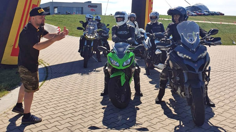 Dzien Pirelli 2022 Track Day na ODTJ Miedzychod Dolsk Najlepsze miejsce do treningu motocyklowego