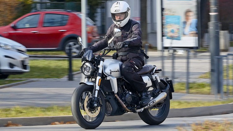 Junak SR400 Test motocykla na A2 Pierwszy konkurujacy z BMW Czy to smialosc czy szalenstwo