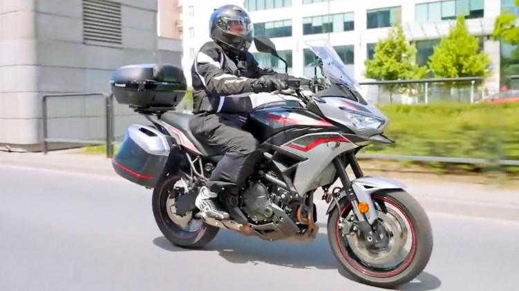 Kawasaki Versys 650 model 2022 Test budzetowego obiezyswiata Z przygoda mu do twarzy