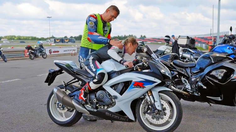 Suzuki Moto Szkola z JC Group Jak wygladaja teraz profesjonalne szkolenia motocyklowe w Polsce