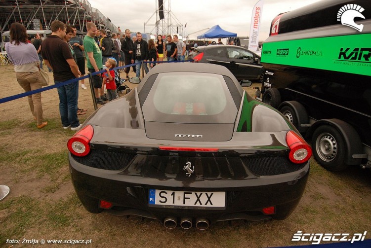 Czarne Ferrari