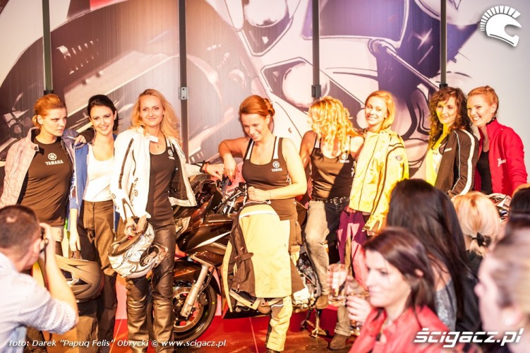 Kobiety motocyklistki pokaz mody