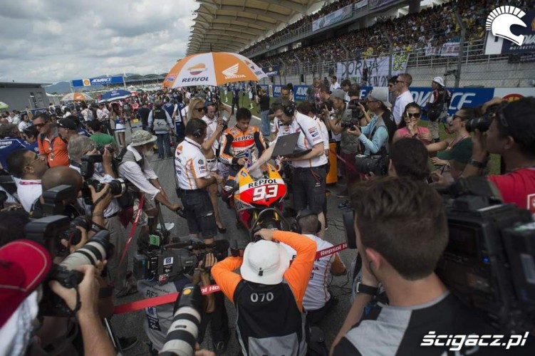 Na polu startowym Moto Grand Prix Malezji 2013