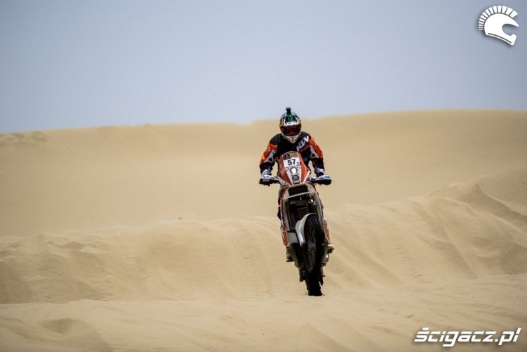 Wheelie na wydmach Dakar Rally 2013