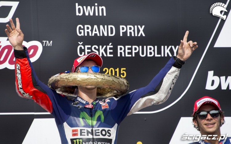 lorenzo na podium gp brno 2015