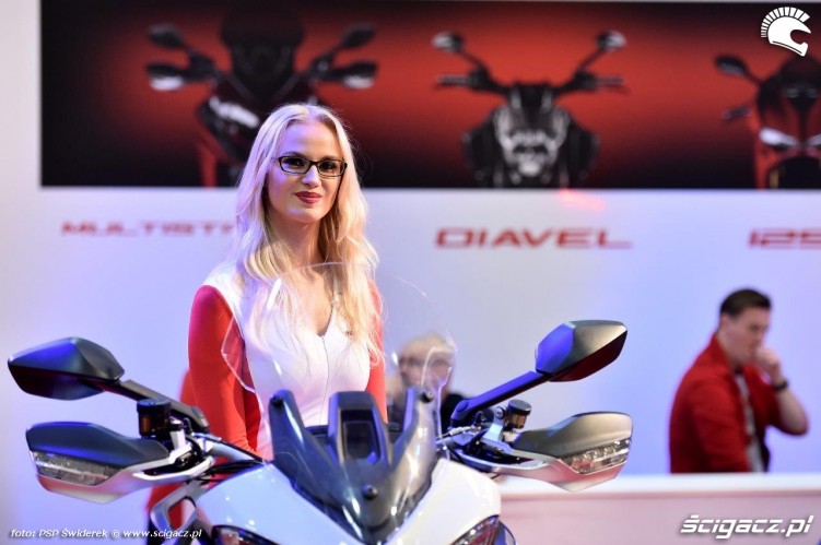 Dziewczyny Ducati Wystawa motocykli i skuterow 2015