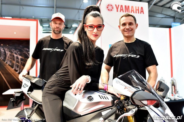 Zawodnicy i dziewczyny Wystawa motocykli i skuterow 2015